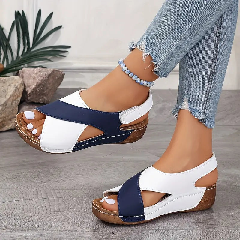 Accalia - Kontrastfarbene Damen-Keilsandalen